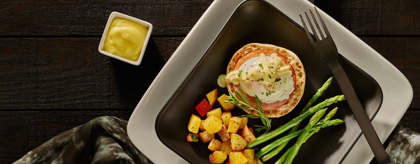 Hollandaise Sauce Eggs Benedict with Asparagus